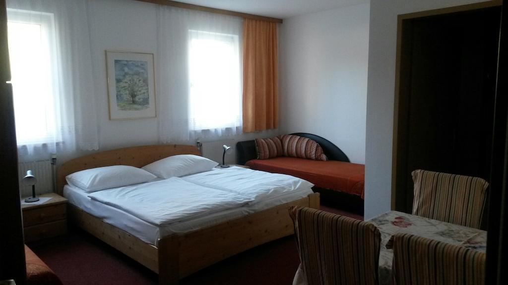 Pension Parzer Pressbaum Bei Wien الغرفة الصورة