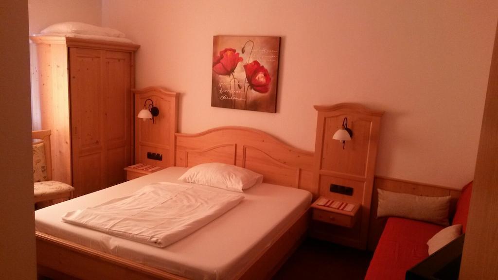 Pension Parzer Pressbaum Bei Wien الغرفة الصورة