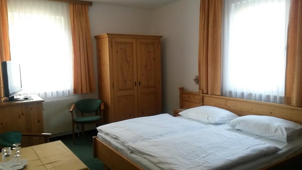 Pension Parzer Pressbaum Bei Wien الغرفة الصورة