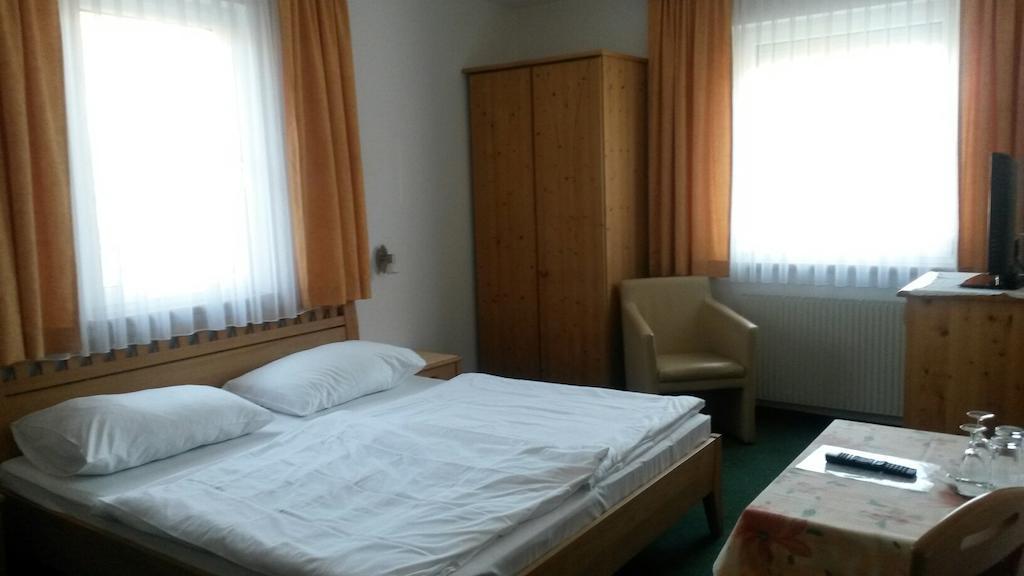 Pension Parzer Pressbaum Bei Wien الغرفة الصورة